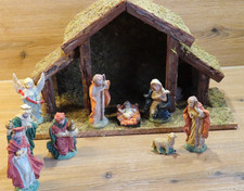 Weihnachtskrippe mit alten Figuren ~ Krippe ~ Weihnachten