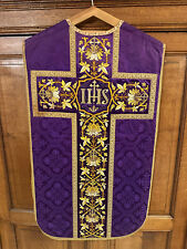 Violettes Messgewand, römische Kasel, Bassgeige IHS