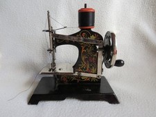 Alte kleine Kindernähmaschine