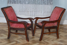 2 alte Armlehnen- Sessel /Stühle Dunkles Holz Cordpolster Puppen MINIATUR Möbel