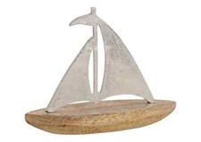 Segelboot aus metall auf - aus,