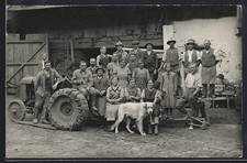 Foto-AK Traktor mit Ketten an den Reifen, Hund 