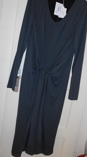 Graues kleid mit - mit, raffungen