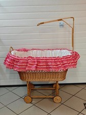 Alter Stubenwagen mit Zubehör, Weidenkorb mit Räder