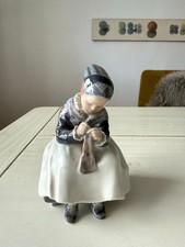 Royal Copenhagen Porzellanfigur 1314 Strickendes Mädchen