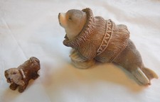 Resin Figuren 1 Seehund mit Mantel 1 kleiner Hund Figuren Polyresin 