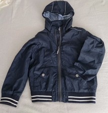 blaue Übergangsjacke für