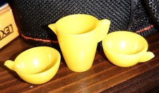 DDR Spielzeug Puppengeschirr PUPPENSTUBE TELLER TASSEN Gelb Plastik