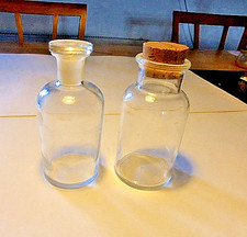 Glasflasche mit geschliffenem Verschluß und eine mit Korken
