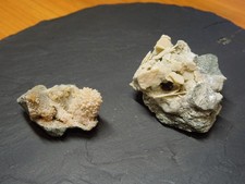 zwei Kleinstufen mit Calcit aus dem Steinbruch "Calcit" bei Holzen (F126)