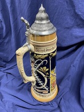 Bierkrug mit Deckel und