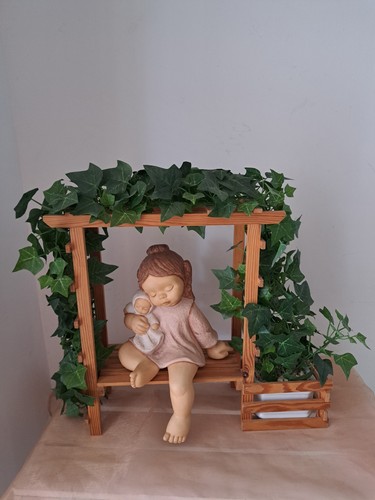 Sitzendes mädchen mit baby - mit,
