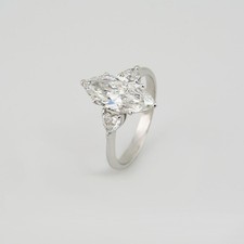 Ring mit 2,00ct E-vs1 + 0,42ct E-vs Diamant in 750/18K Weißgold Lab. Grown