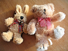 Felix, der Hase und Kleiner Teddybär, beide ca.  15 cm Höhe