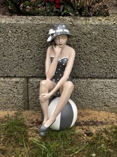 Schöne Badefrau auf Ball 36