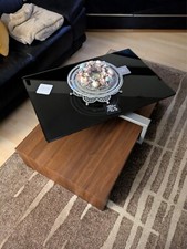 Wohnzimmer Couchtisch nussbaum massiv mit schwarzer beweglicher Glasplatte