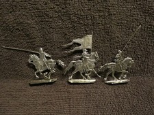 13 Flachfiguren Zinn " Ritter zu Pferd " - blank
