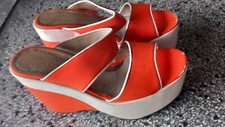 orangene Plateau-Schuhe im