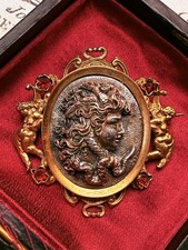RAR Antike Historismus Brosche Medusa Engel rote Glassteine Mythologie Schlange