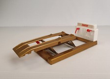 Matchbox Accessory Pack A1C Service Ramp gold Metall Hebebühne Werkstatt Castrol