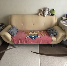 Gelber Couch für