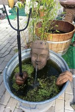 Wasserspeier König Neptun m. Hände und Gabel Kunst Sandstein im Antik Look E 24