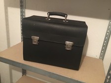 Schwarz genarbter Leder