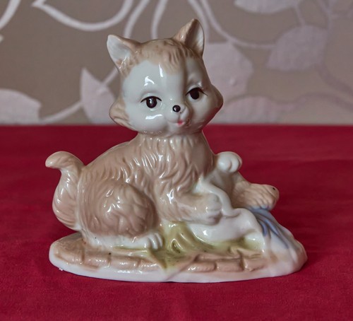 Porzellan tierfigur spielende - tierfigur,
