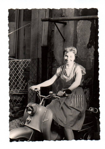 Foto frau auf kultroller iwl - foto,