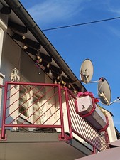 Balkongeländer mit Blumen Kasten