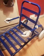 Liegestuhl mit Rollen .Von Walt Disney Hände von Goofy 