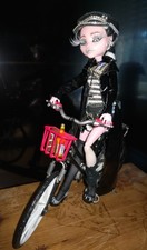1 Monster High Puppe DRACULAURA Gothic schwarz-weiß mit Fahrrad