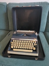 Triumph Gabriele 35 mechanische Schreibmaschine mit schwarzen Koffer