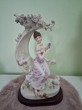 Kerzenständer aus Kunststein Polyresin– Lady Liest– Kerzenhalter 