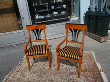 Zwei Biedermeier Stil Armlehnstühle  in Massiv Kirschbaum, neuer Stoff