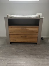 wickelkommode und Babybett