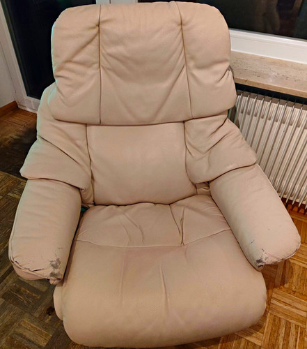 Beiger ledersessel drehbar mit - ledersessel,