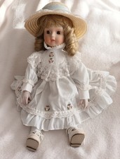 Porzellan-Puppe mit Strohhut