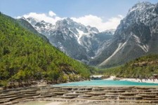 Wandbild: White Water River Wasserfall und Jade Dragon Snow Mountain, [...]