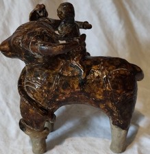 Skulptur Keramik Mythologie Affe auf Stier mit Schlange Cobra Fabelwesen