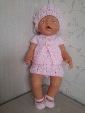 Handgestrickte Puppenkleidung