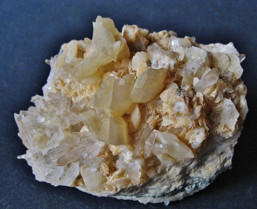 Calcit mit bergkristall - calcit,