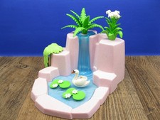 Wasserfall, rosa mit Schwan &