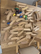 BRIO Holzeisenbahn - Schienen, Figuren, Autos, Zug, Bahnhof