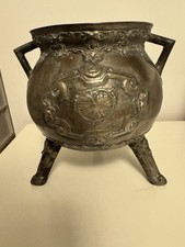 Bronze. Feuer  Topf. Dreibein