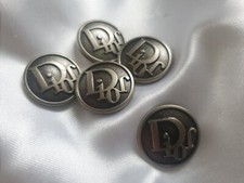 EIN SILBERNER DIOR KNOPF 23 MM