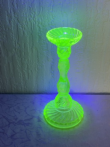 Grüner pressglas leuchter - pressglas,