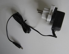 Steckernetzteil 5,0 Volt DC 300mA mit englischen Stecker/Adapter für Deutschland