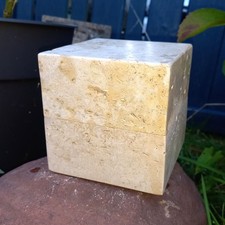 Minimalismus Cube Travertin