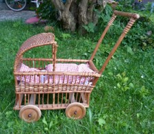 kleiner Korbwagen 40/50er Jahre für große Puppen oder Bären 